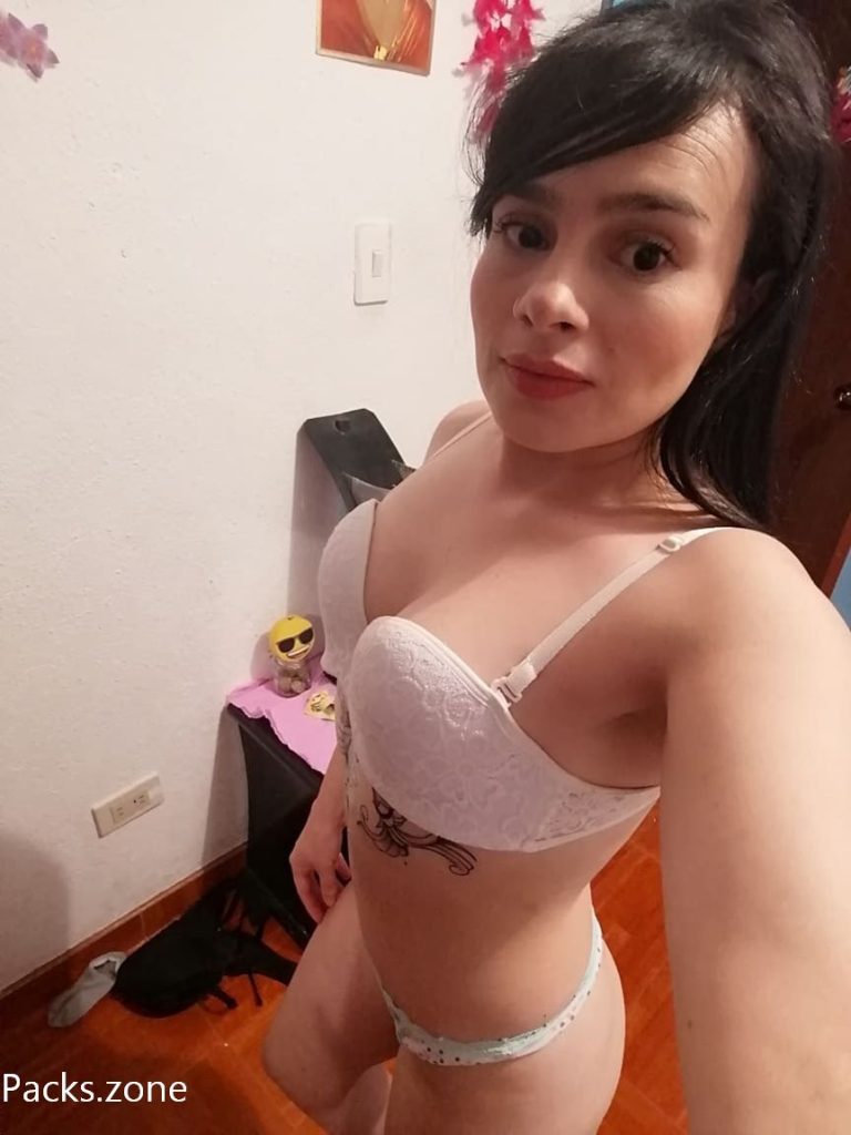 Chinchona caliente mostrando su cuerpo 10