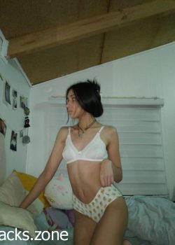 Perra chinchon Jazmin mostrando su cuerpo. 7