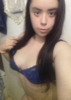 Perrita cachonda mostrando su cuerpo 9