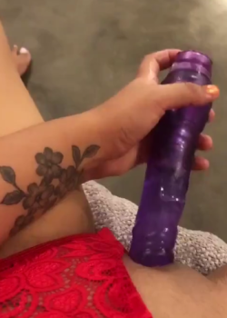 Puta cachonda metiendose dildo en la concha 12