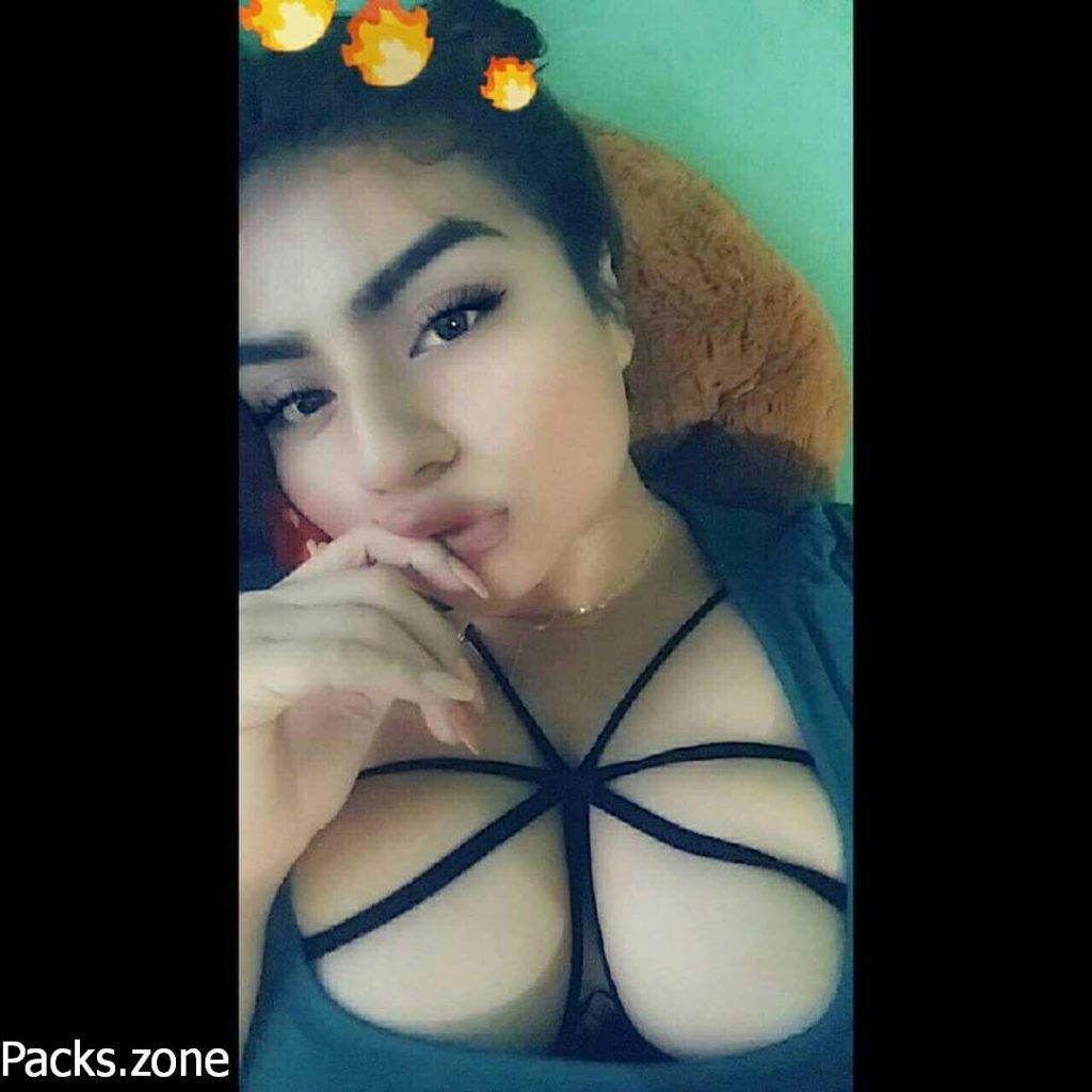 Sandra mostrando sus deliciosas tetas. 10