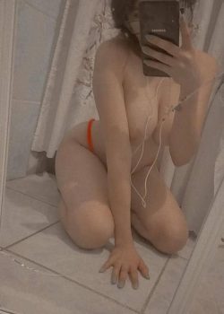 Zoe en el piso como una perra 9