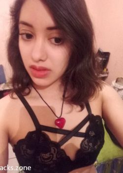Perrita inocente mostrando cuerpo 15