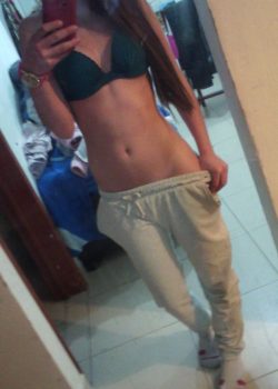 Hermosa flaquita presumiendo su cuerpo. 4