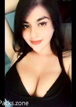 Julia y sus jugosas tetas. 4