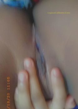 Juliana mostrando su concha. 10