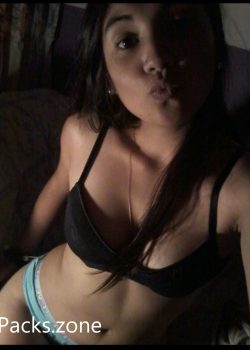 Marcela mostrando su cuerpo. 4