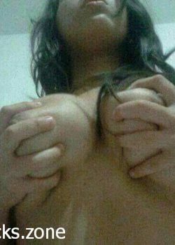 Marisol jugando con sus tetas. 13