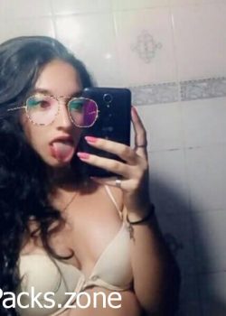 Morrita rica mostrando las tetas. 4
