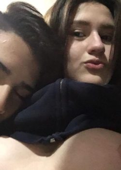 Perra se deja chupar las tetas 15