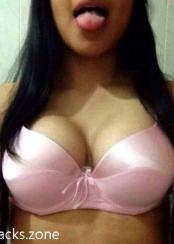 Putica Leonela mostrando las tetas. 3
