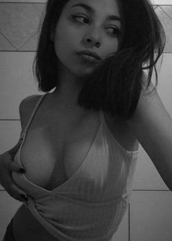 Selena mostrando sus ricas tetas 15