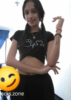 Tierna nena mostrando cuerpo. 7