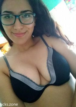 Tímida perrita mostrando cuerpo. 8